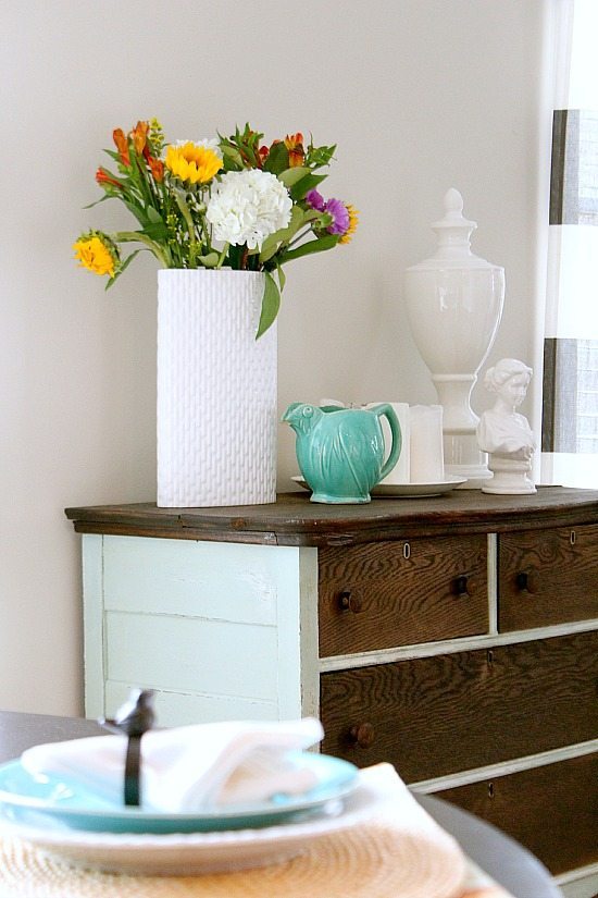 Using Aqua and White in the dining area