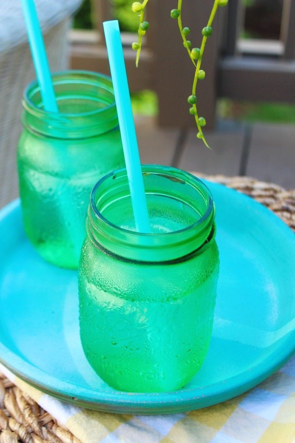 Refreshments on the deck - spray painting wicker with HomeRight Finish Max