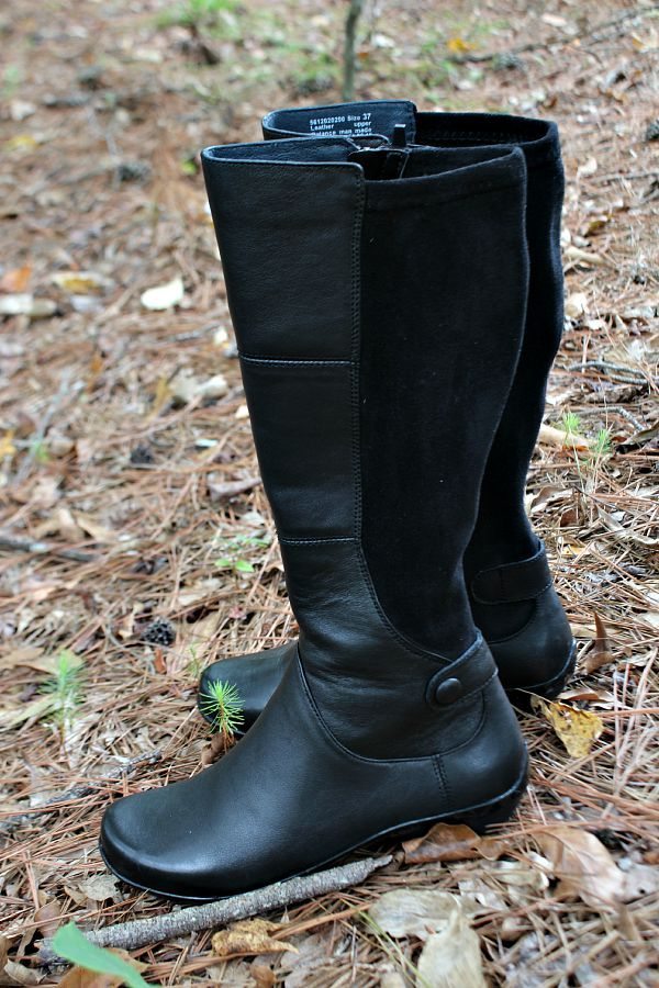 Cute and comfy boots for fall and winter at refreshrestyle.com