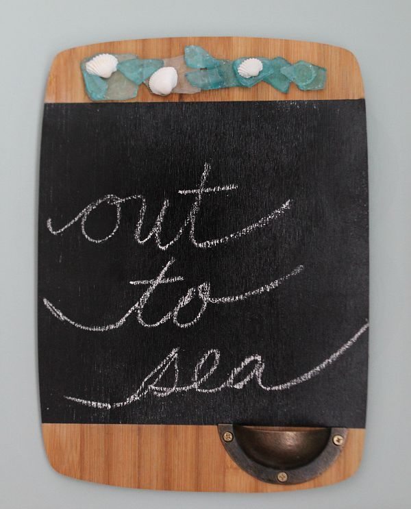 Cutting board transformed in to a chalk board at refreshrestyle.com