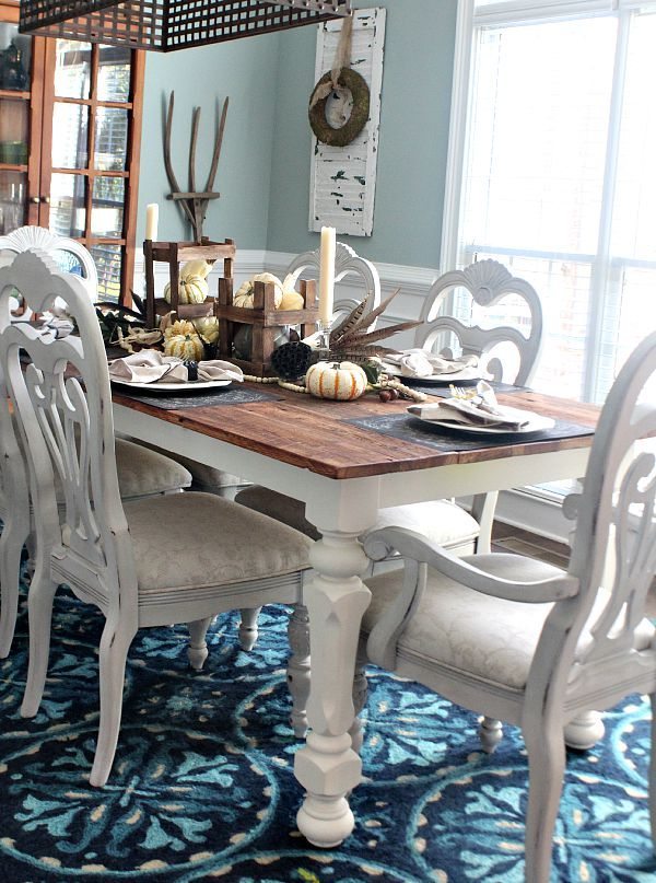 Fall Dining Room Blue walls and blue rug with neutral tablescape refreshrestyle.com