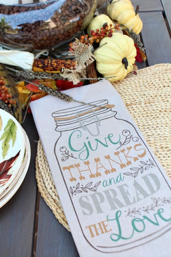 Using dish towels for napkins - mason jar fall design at refreshrestyle.com