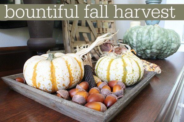 Fall harvest farmhouse decor ideas at refreshrestyle.com