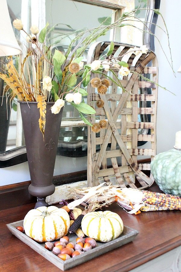 Farm house inspired fall entry decor ideas from refreshrestyle.com