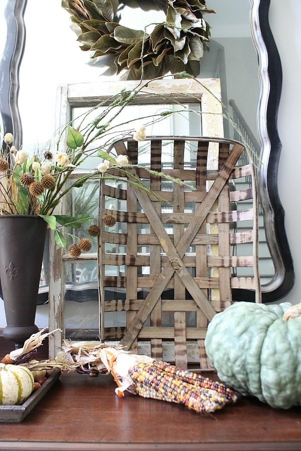 Farmhouse fall decor and more at refreshrestyle.com