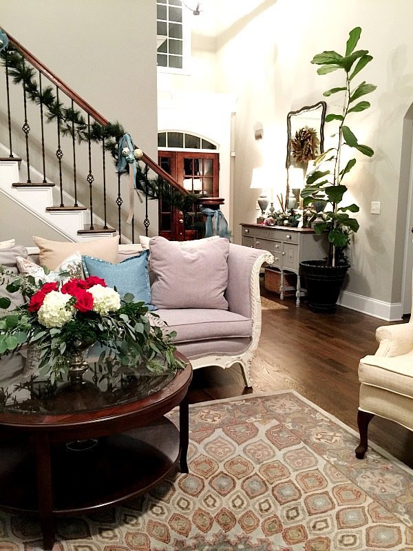 Living room roses and hydrangea centerpiece