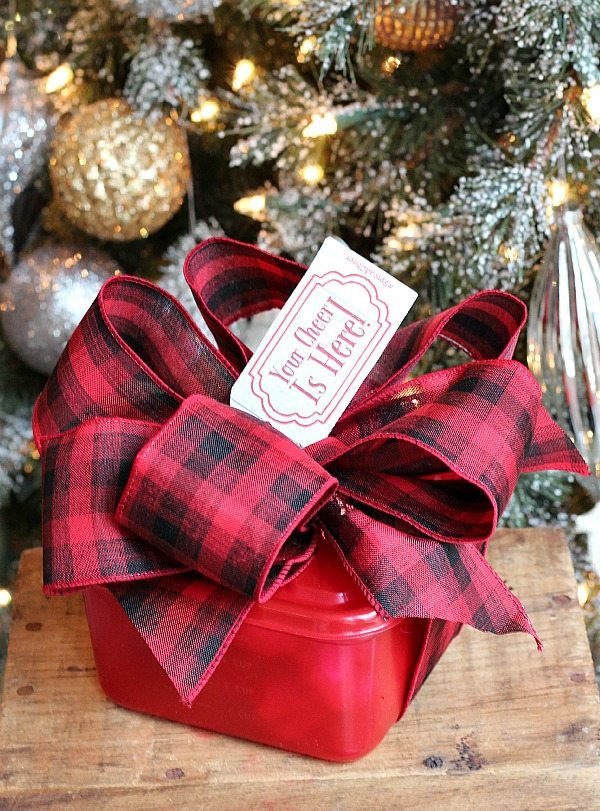 Christmas Ziploc containers topped with bows make a great gift for Christmas