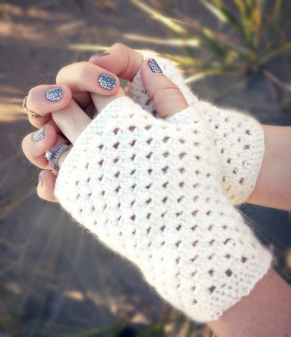 Inspiration Monday idea white_fingerless_gloves_free_crochet_pattern