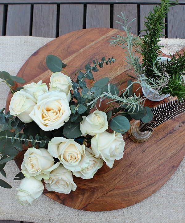 Farmhouse flower arrangement - only takes a few minutes to create from Refresh Restyle