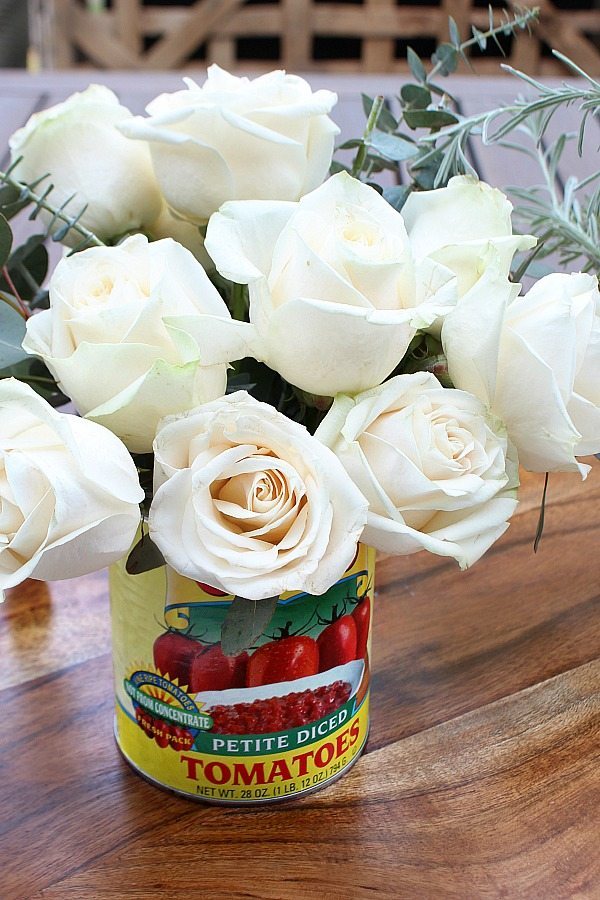 Roses in a tomato can perfect for a farmhouse flower arrangement from Refresh Restyle