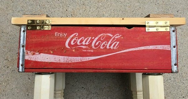 How to attach a hinged top - make a vintage Coke Crate Table at refreshrestyle.com