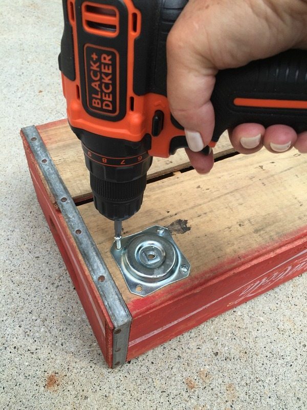 How to attach legs - make a vintage Coke Crate Table at refreshrestyle.com