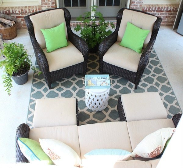 Summer patio at refreshrestyle.com