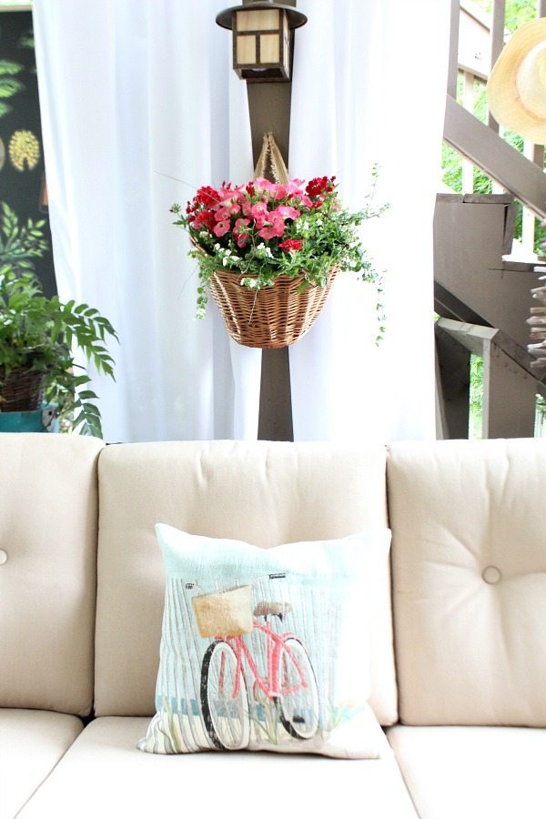 Use Bicycle basket as a planter - a thrift store makeover for outdoor decor at refreshrestyle.com