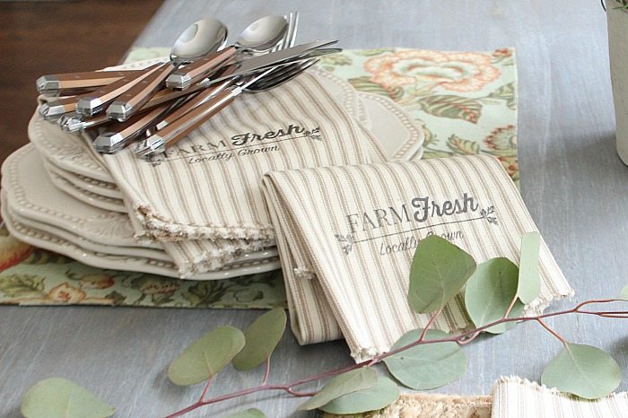 Setting the farmhouse table with farmhouse napkins - easy to make with 1 yard of fabric and this free printable