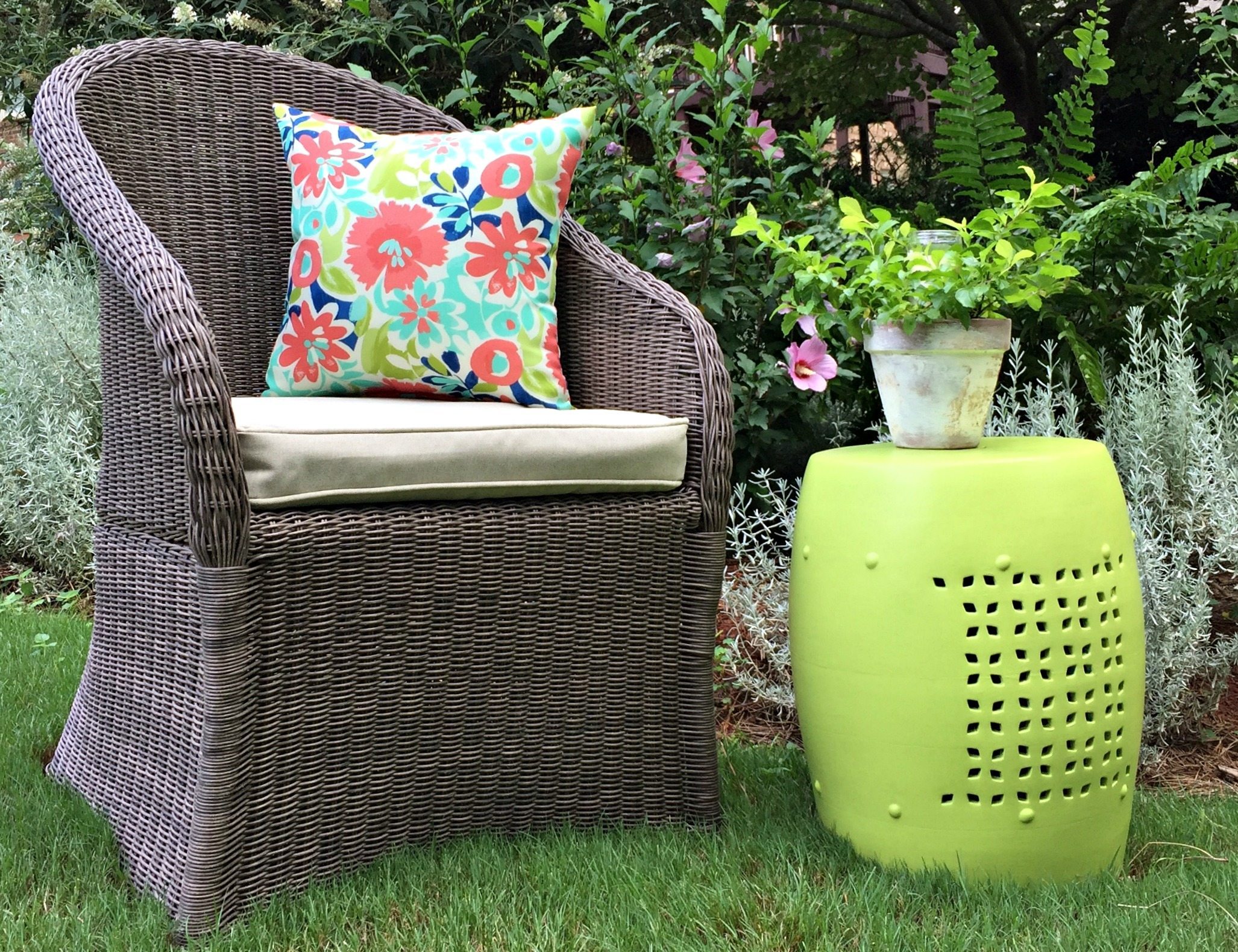 Thrifty makeover - Outdoor garden stool makeover with DecoArt Americana Decor outdoor living paint