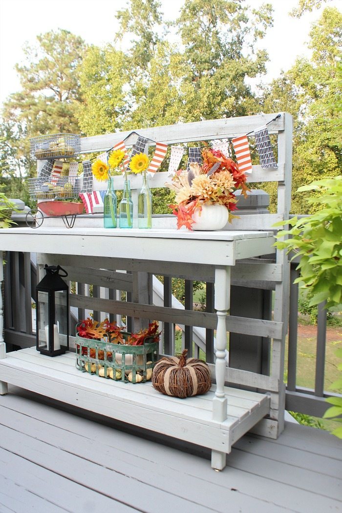 bar-made-from-a-pallet-perfect-for-outdoor-entertaining