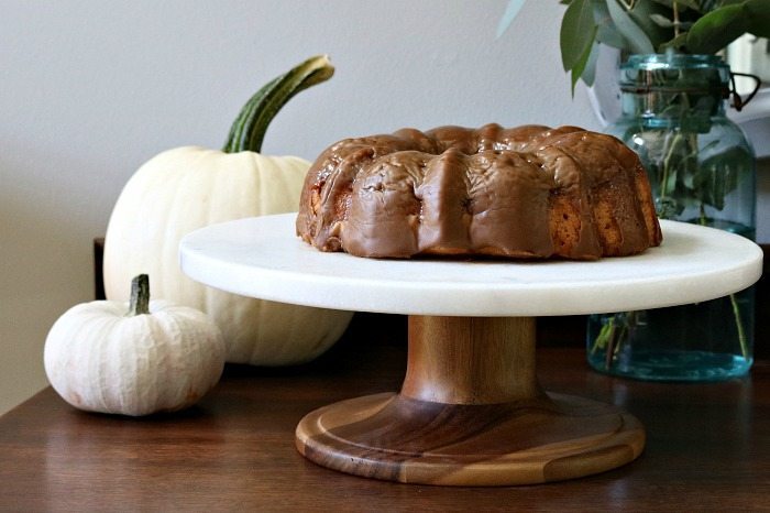 spice-cake-served-on-a-marble-and-wood-cake-stand