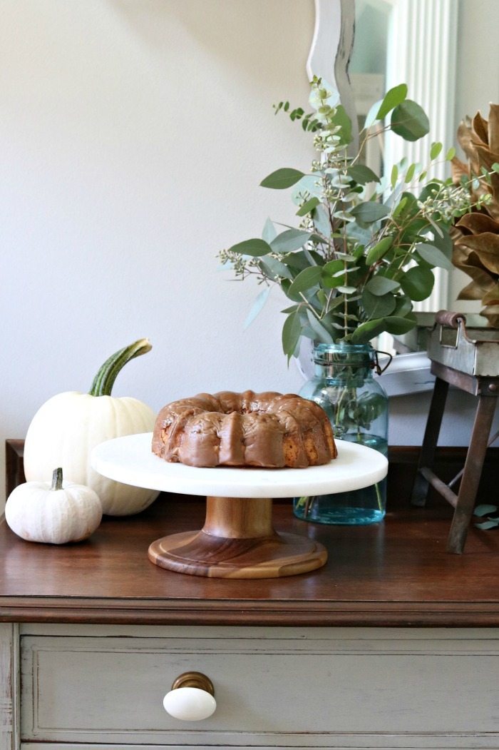 wood-and-marble-cake-stand