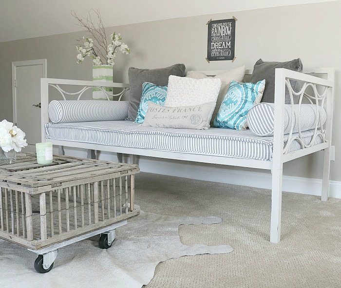 metal-daybed-painted-with-chalk-paint-perfect-for-the-shabby-chic-look