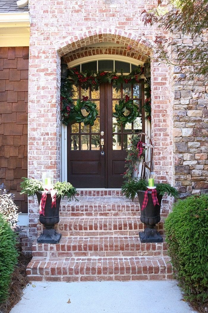 plaid-and-magnolias-make-a-beautiful-christmas-porch-idea