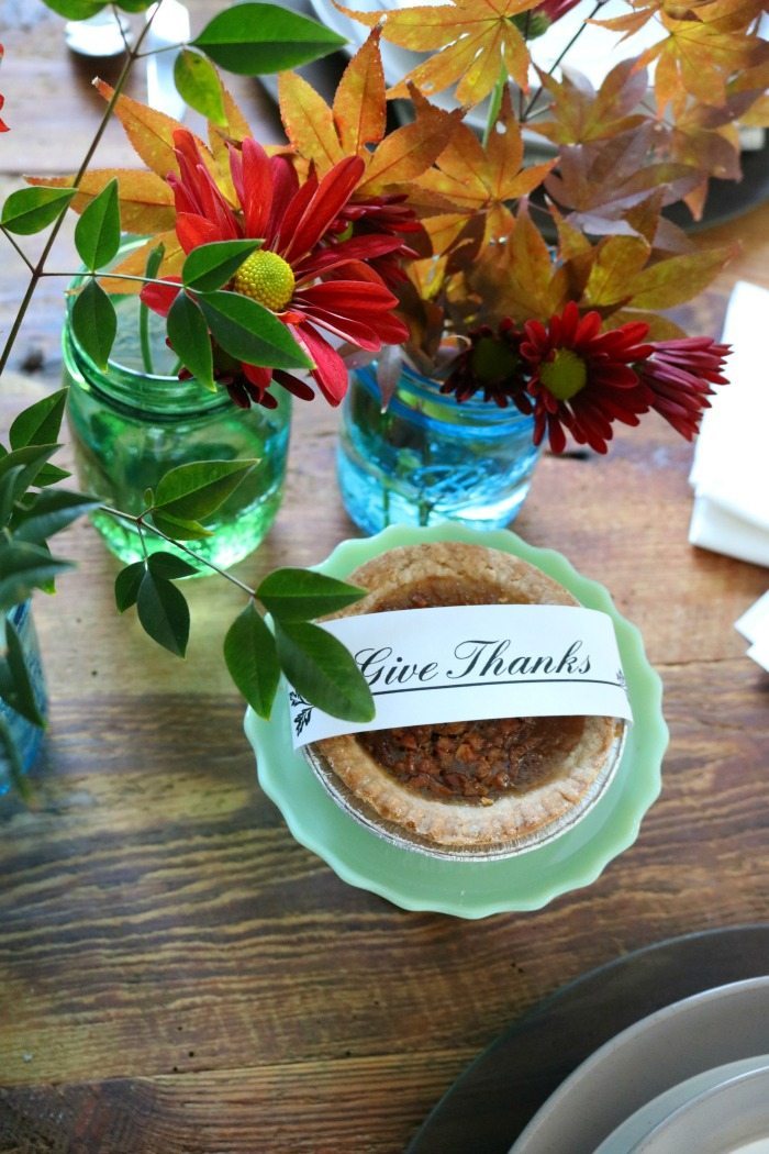 thanksgiving-centerpiece-with-blue-mason-jars-and-mums