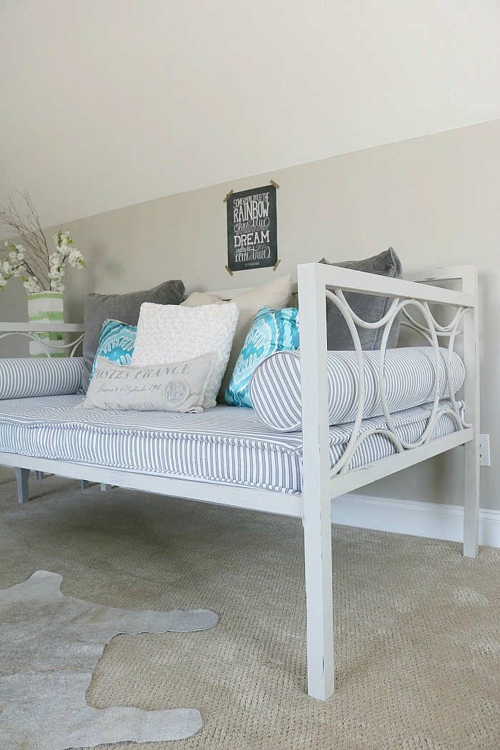 how-to-paint-a-metal-daybed-with-chalk-paint