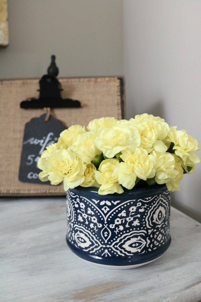 Fresh flowers - perfect little container in blue and white