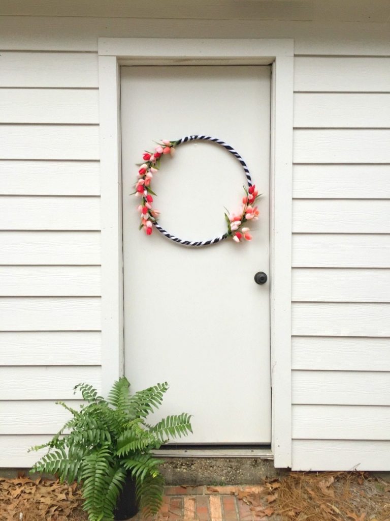 Make this spring tulips wreath with a hula hoop