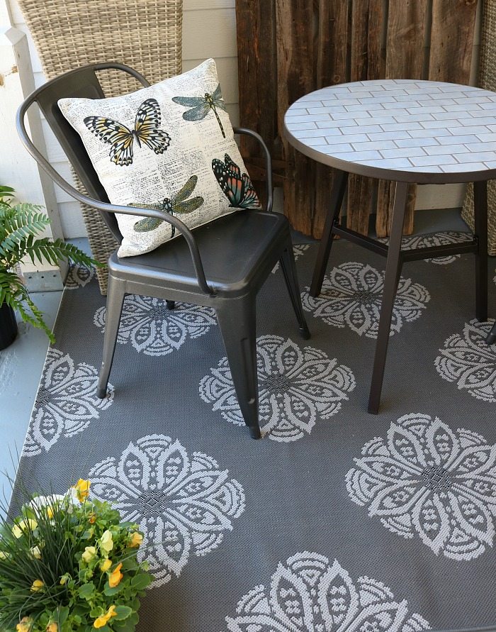 Outdoor rugs in neutral colors look great on the farmhouse porch