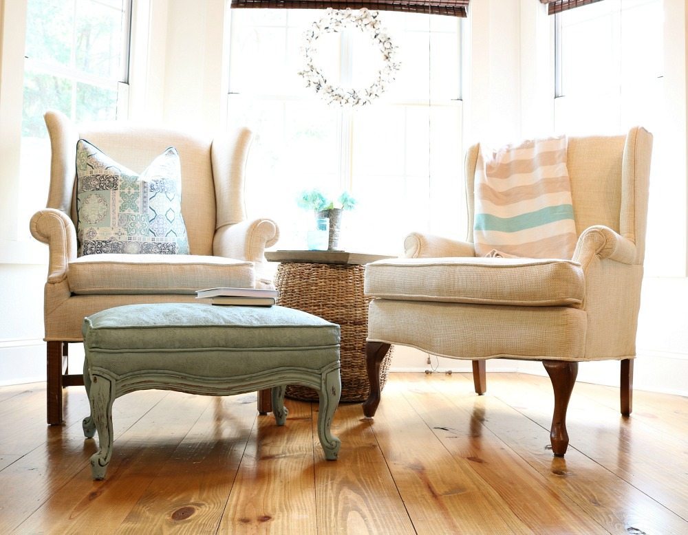 Chalk painted ottoman is perfect for the farmhouse