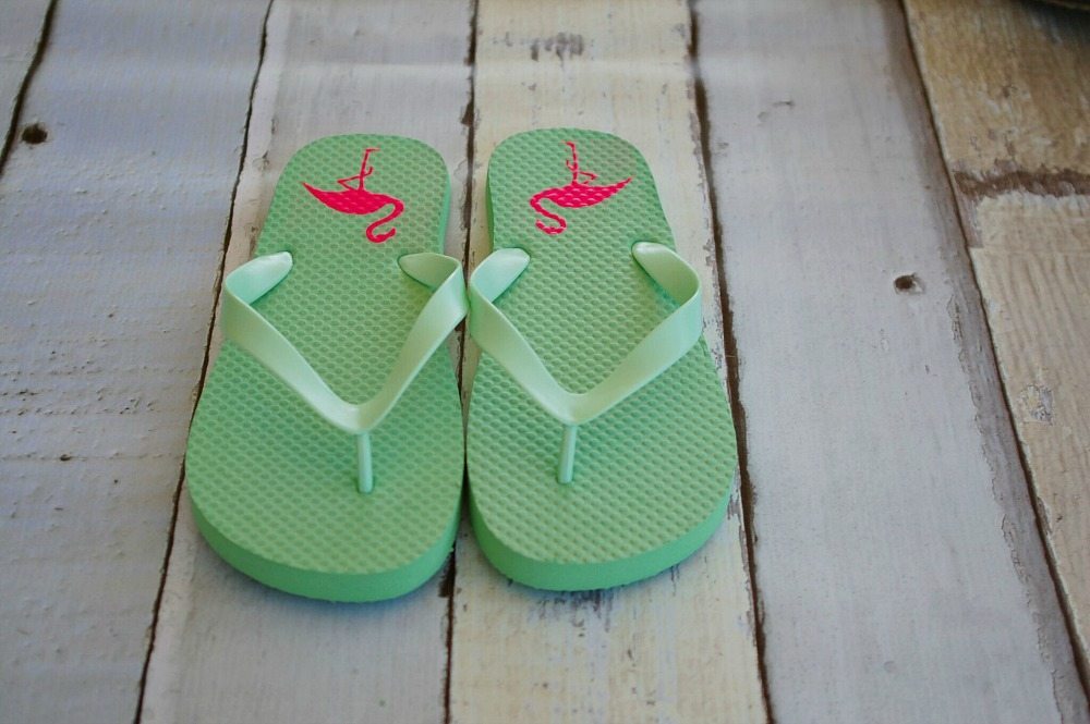 Cute idea for pink flamingos on flip flops