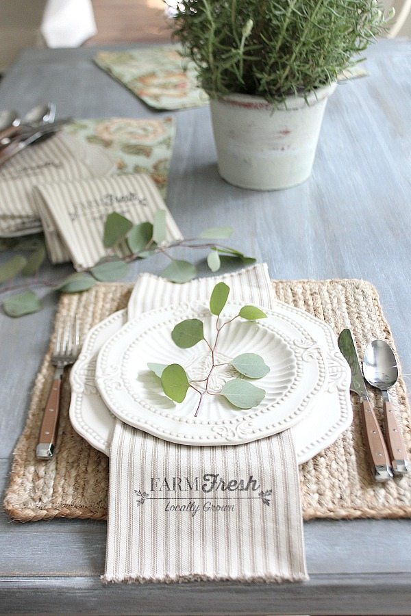 Farmhouse-napkins-free-printable-made-from-1-yard-of-fabric