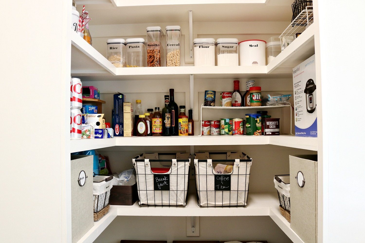 Chalkboard labels make it easy to keep the pantry organized