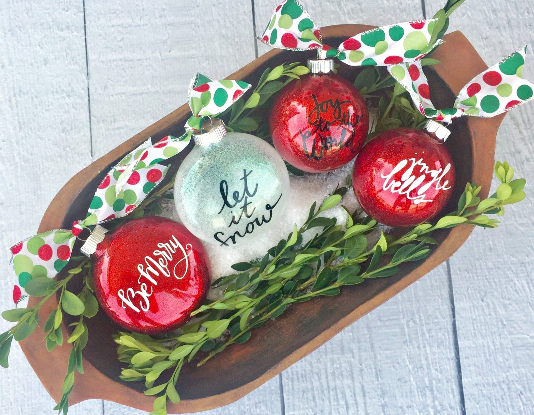 Great idea for Christmas ornaments with glitter and vinyl