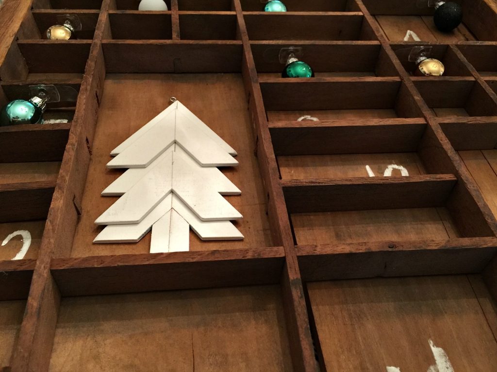 Make a farmhouse rustic advent calendar