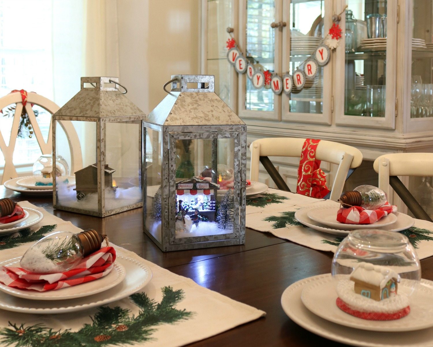 Green and red table decor