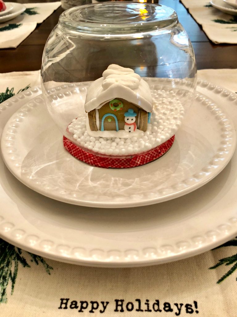 Mini gingerbread snow globe for the Christmas table