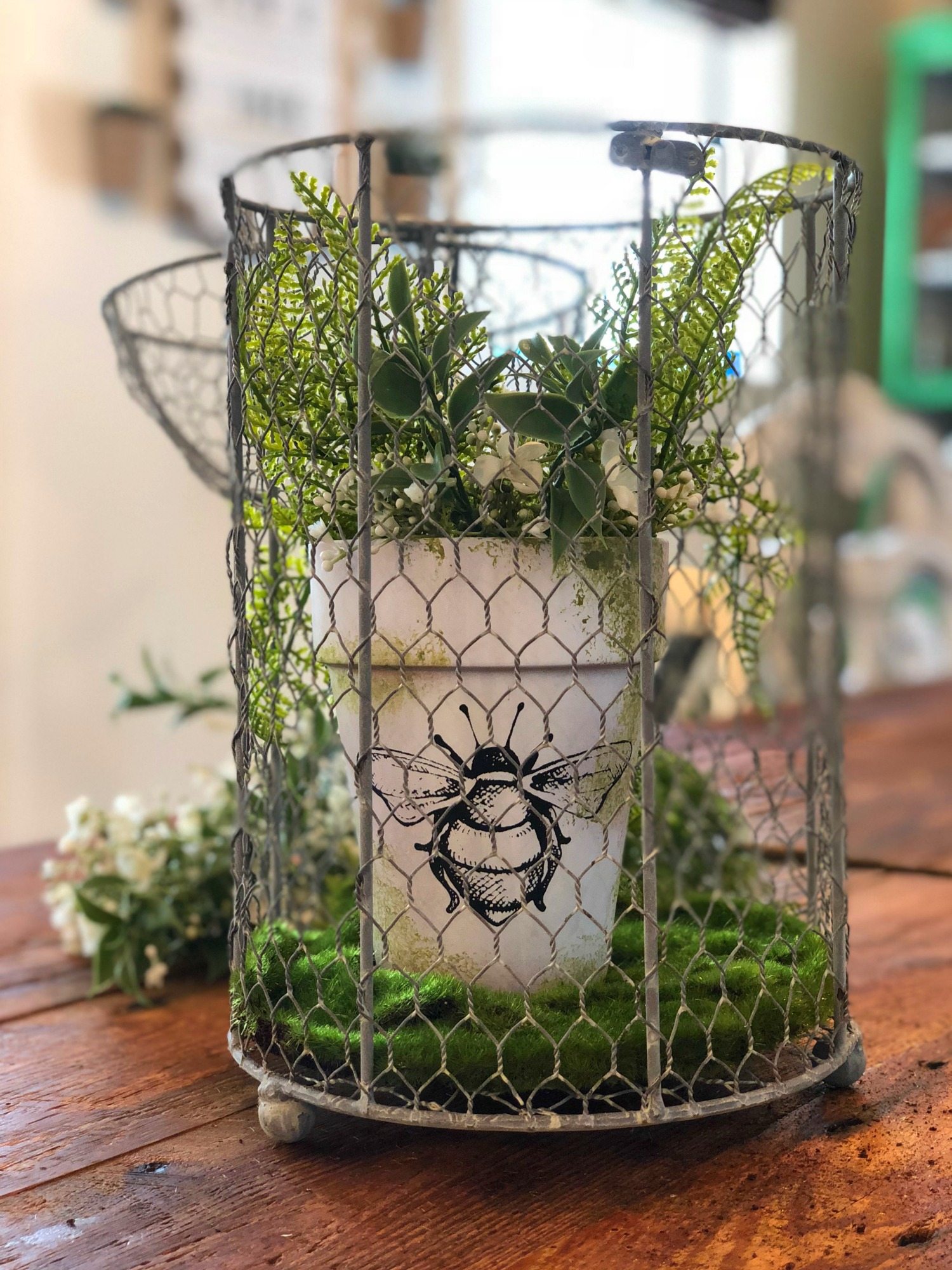 Clay pot DIY bee and moss