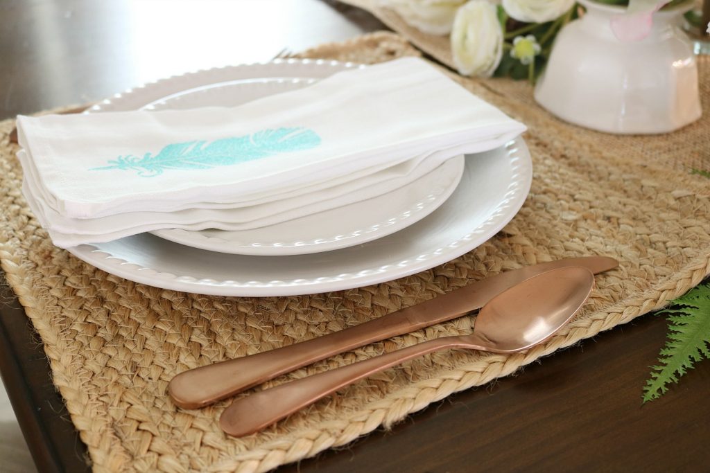 https://refreshrestyle.com/wp-content/uploads/2018/05/mixed-table-setting-with-copper-and-white-dishes-1024x683.jpg