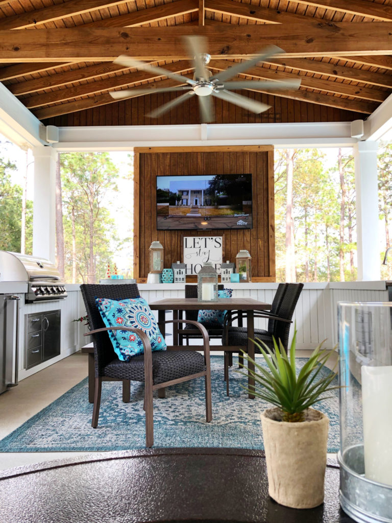 great porch dining space