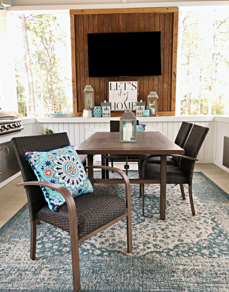 porch dining area