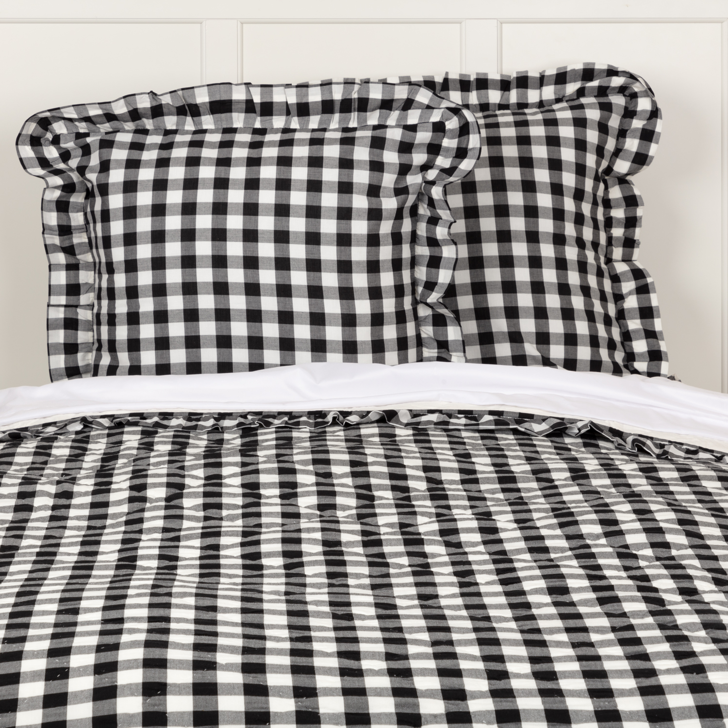 https://refreshrestyle.com/wp-content/uploads/2019/09/Black-and-White-bedding.jpeg