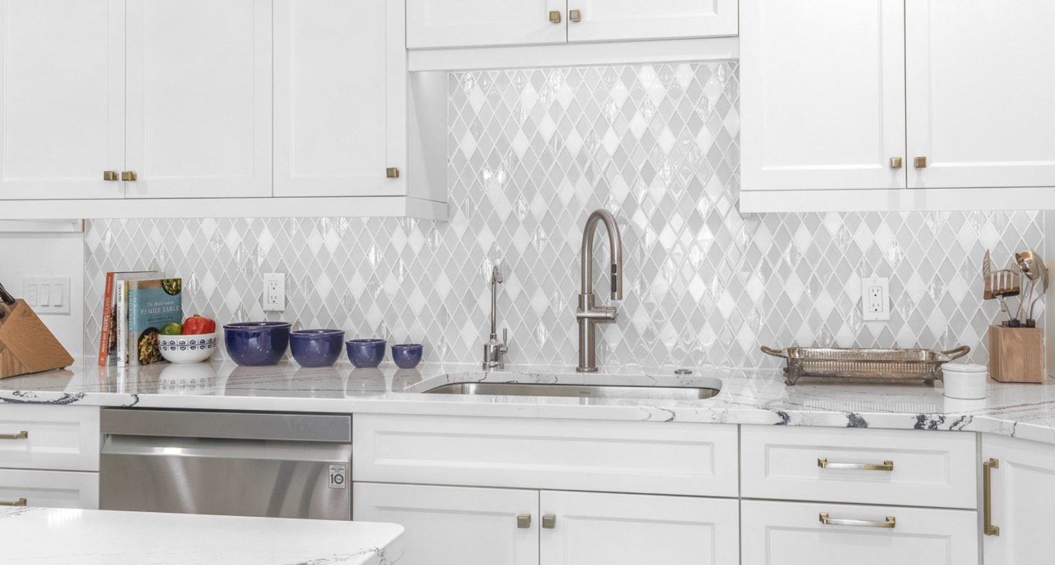 30 Kitchen Backsplash Ideas with White Cabinets - Refresh Restyle